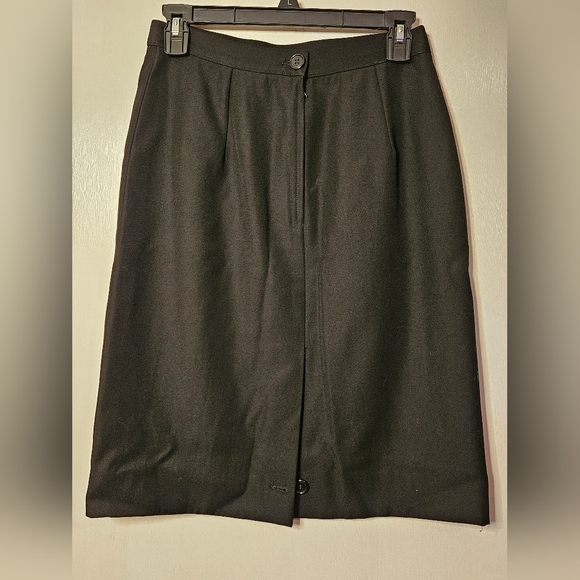 Vintage Georgio Armani black mid length skirt size 44 which equals a medium / 8 - Picture 2 of 5